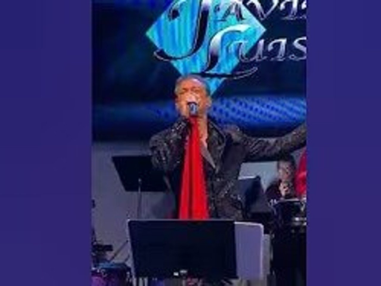 Javier Luis sings Refugio LIVE